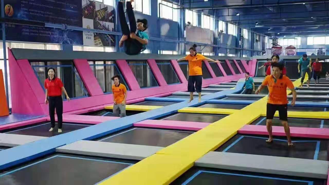 大型蹦床樂園