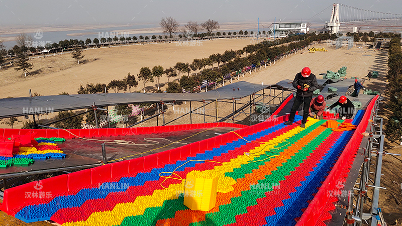 七彩滑道安装现场