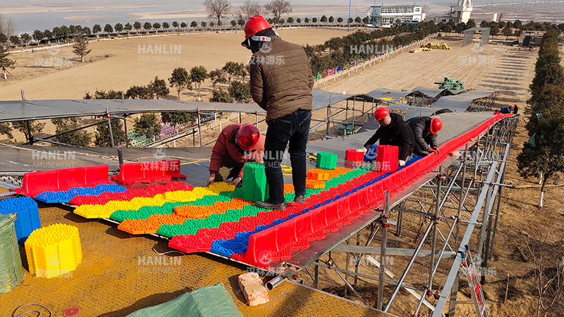 七彩滑道安装现场